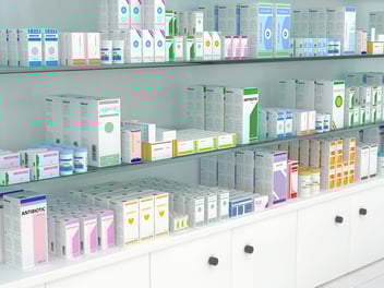 Ejemplo de mostradores organizados por categorías en una farmacia moderna